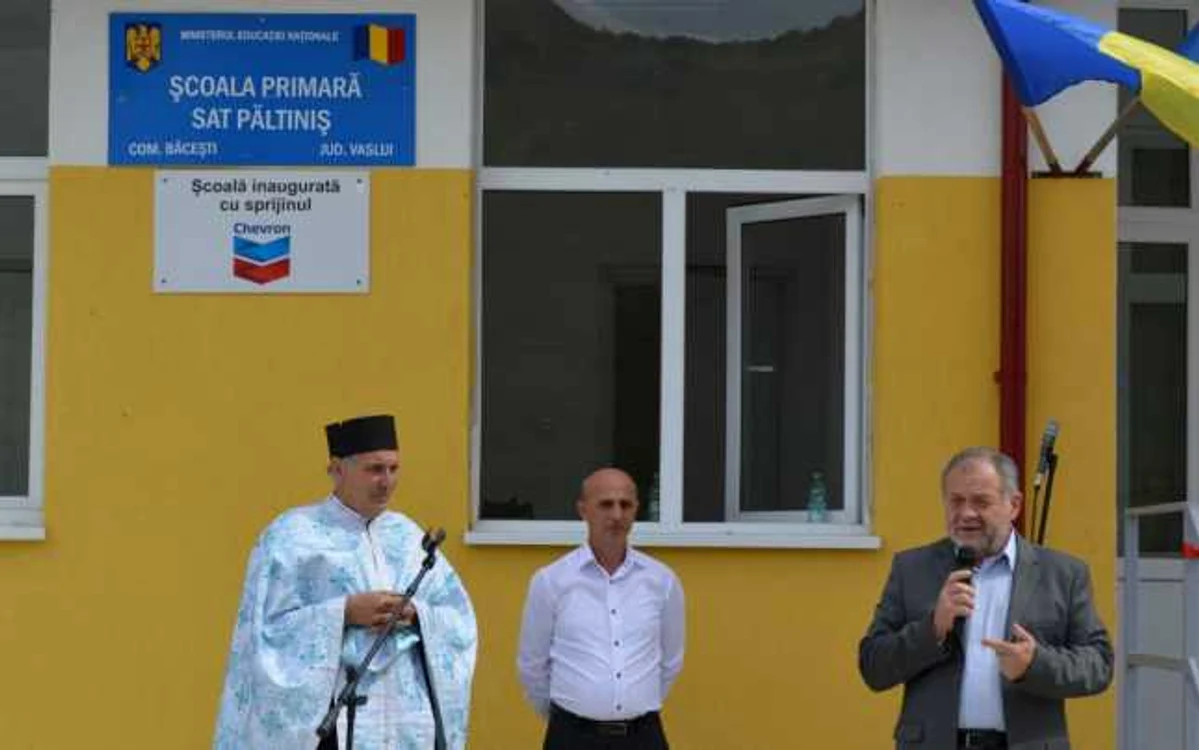 După ce a juratul cu mâna pe Biblie, acum preşedintele Consiliului Judeţean Vaslui mulţumeşte companiei Chevron pentru investiţii                                                                                                    FOTO Simona VOICU