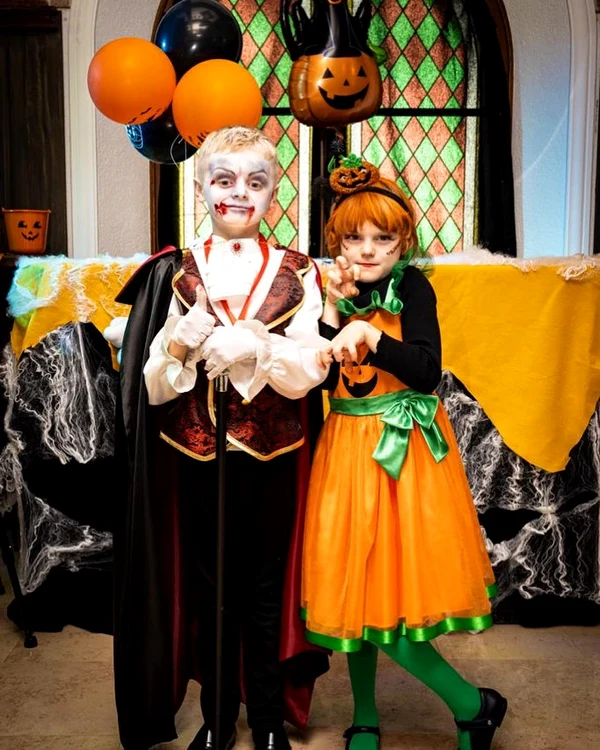 copii costumați de Halloween