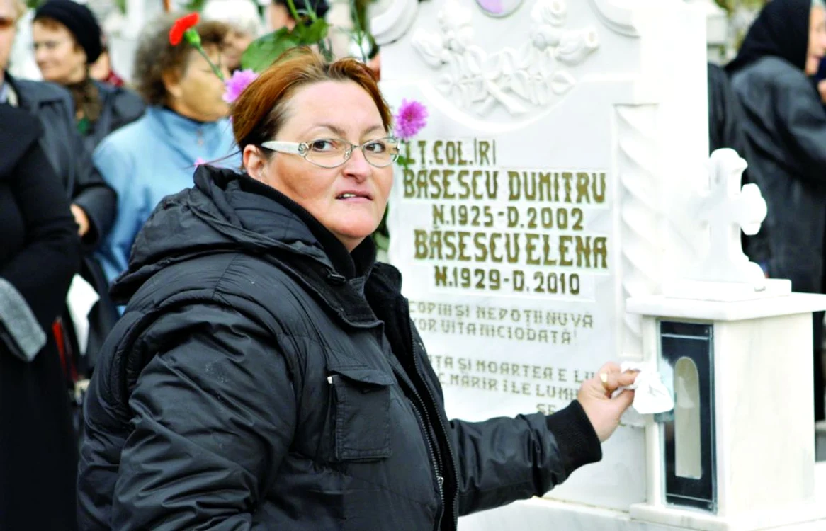 6 octombrie 2010 La înmormântarea Elenei Băsescu,  Daniela Zanfirescu s-a lăudat că  este verişoara preşedintelui