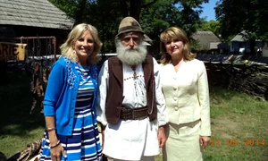 2014  Nea Ilinca, încadrat de Jill Biden şi de Elena Băsescu  jpeg