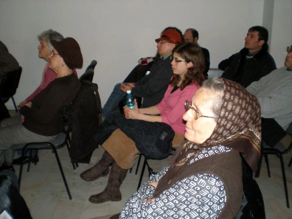 Stana Peşa (foto dreapta), de 70 de ani, îi ascultă cu atenţie pe medicii cardiologi care prezintă structura inimii. 