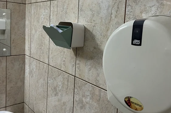 În toalete au fost montate dispensere de produse de igienă feminină. FOTO: FSPAC