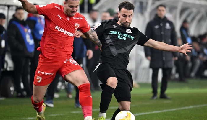 Alexandru Pop (stânga) a trimis-o pe Dinamo în semifinalele Cupei (FOTO: Sportpictures)