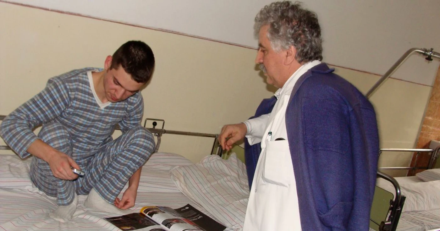 Adolescent internat in spital aflat sub ingrijirea medicului (foto arhiva)