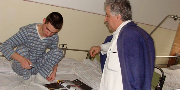Adolescent internat in spital aflat sub ingrijirea medicului (foto arhiva)