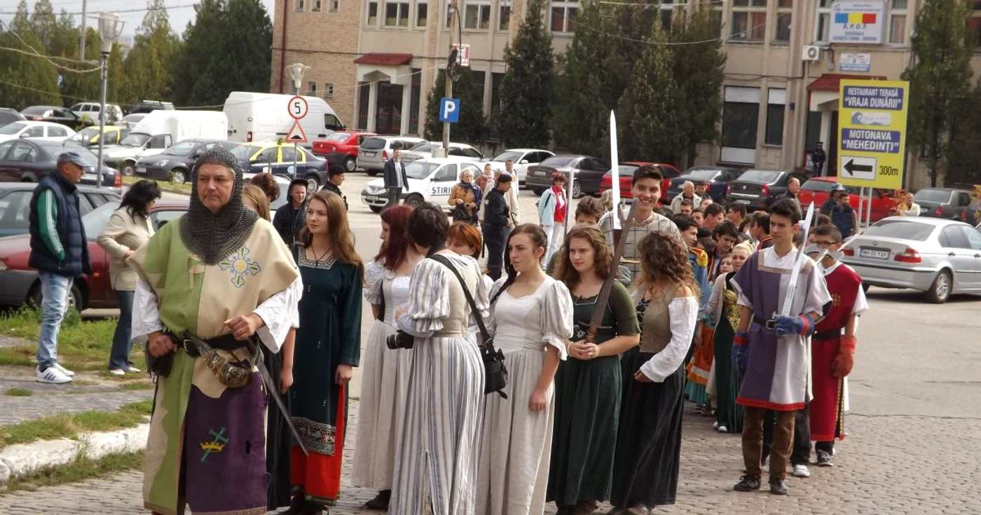 Parada medievală a plecat din Portul Drobeta Turnu Severin FOTO Corina Macavei