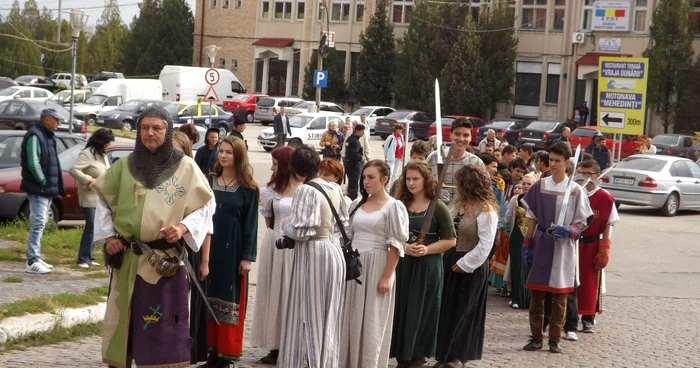 Parada medievală a plecat din Portul Drobeta Turnu Severin FOTO Corina Macavei