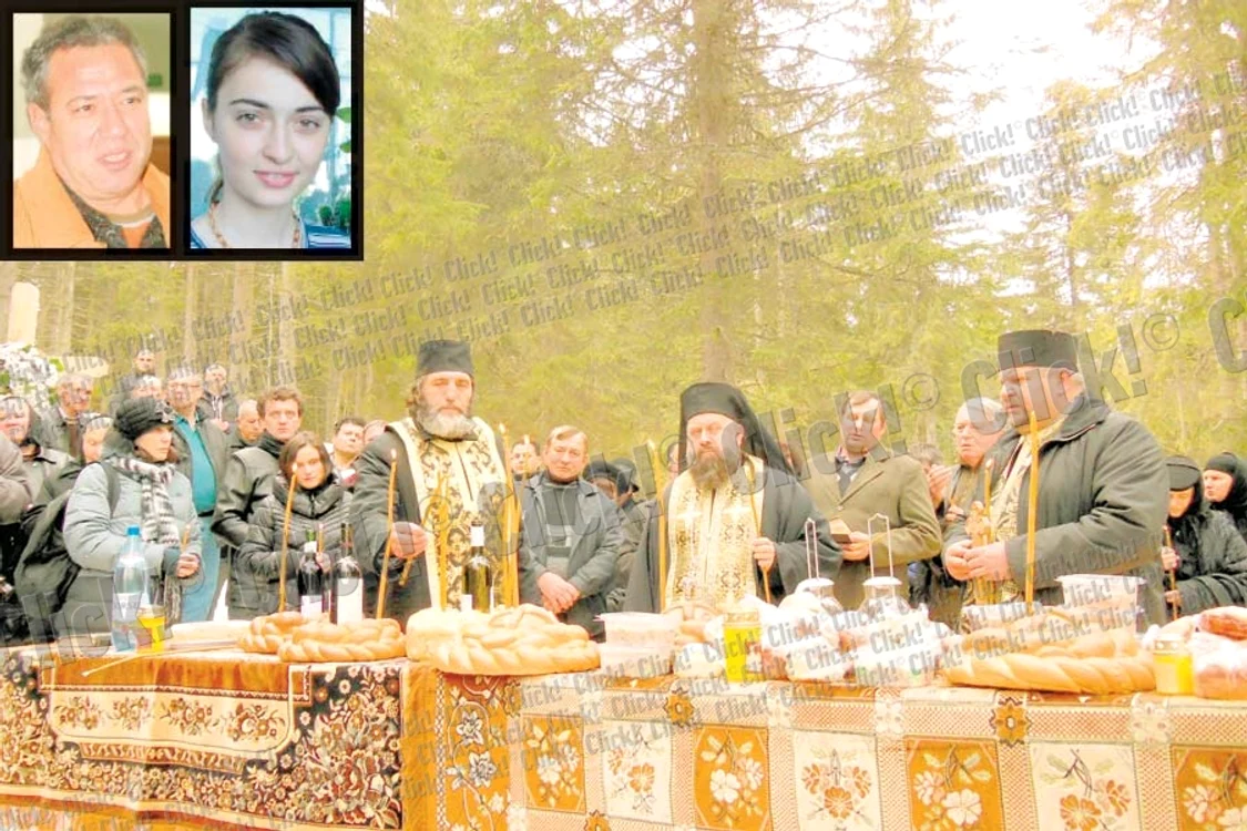 
    Slujba de parastas în memoria pilotului Adrian Iovan şi a studentei Aurelia Ion (Fotografii: Dorin Ţimonea)  
