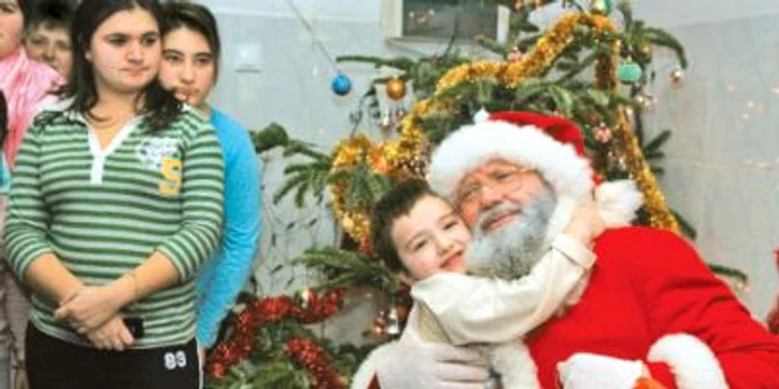 Copiii din spitale se bucură mai mult de prezenţa lui Moş Crăciun decât de darurile primite