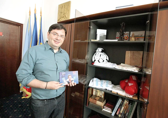 
    Nicolae Bănicioiu are mai multe autografe de la sportivii români, printre care Francisc Vaştag şi Simona HalepFotografii: Sever Gheorghe, Roberto Sălceanu  