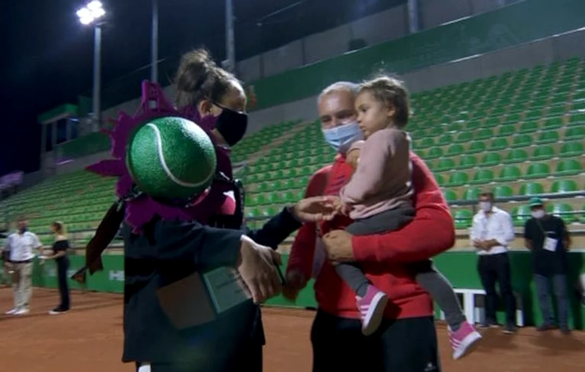 
    Sofia, fiica Patriciei Țig și a lui Răzvan Sabău, a fost încântată de trofeul cucerit de mama ei la IstanbulFOTO: Doartenis.ro  