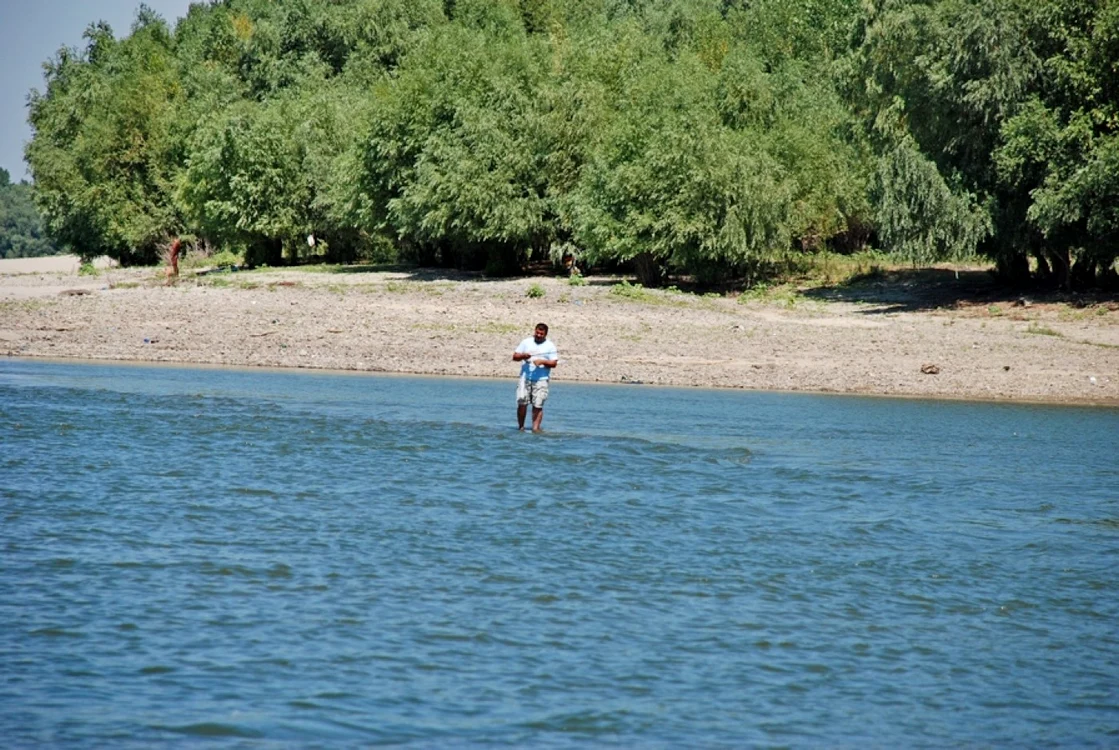 Pescarii care stau pe bancurile de nisip lasă impresia că merg pe apă   FOTO Florentin Coman