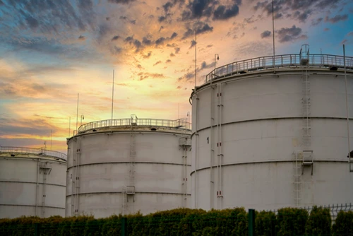 rezervoare petrol shutterstock