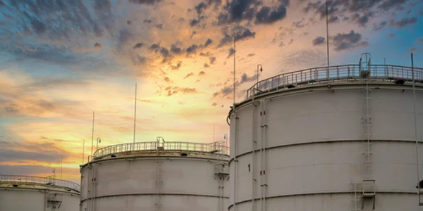 rezervoare petrol shutterstock