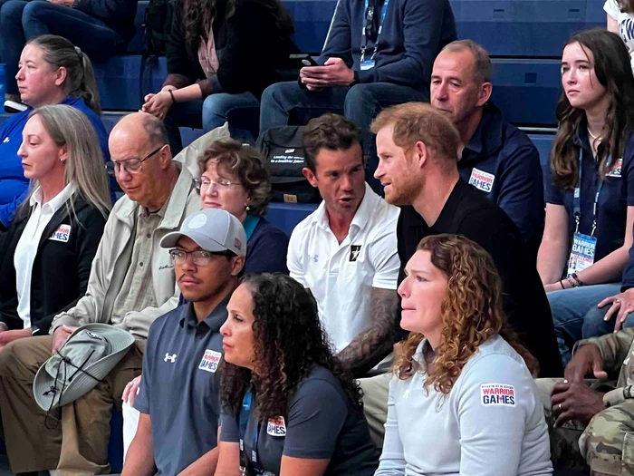 Harry in tribune, la volei, Foto Twitter jpg