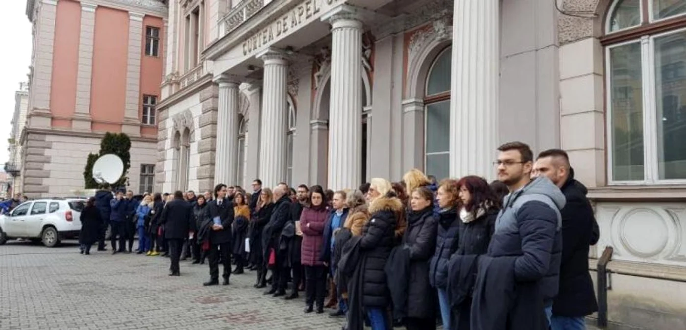 Judecătorii şi procurorii clujeni cer independenţa Justiţiei. FOTO: Ştiri de Cluj