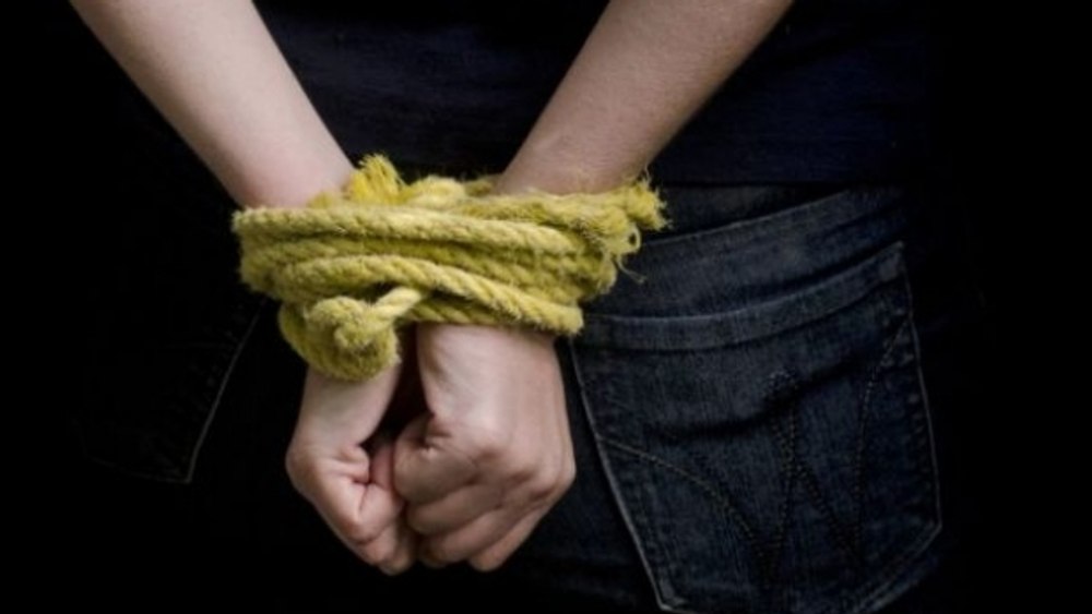 Tânără de 18 ani, sechestrată și bătută în camera unui hotel din Oneşti. Se cazase împreună cu agresorul 