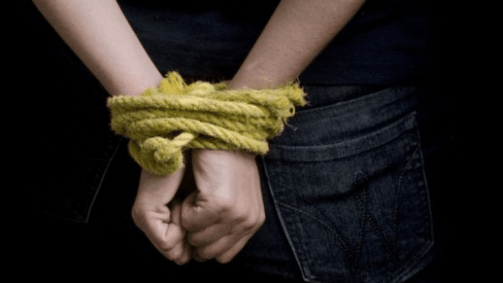 Întâlnire amoroasă în Vaslui încheiată cu sechestrare și bătaie. Cum s-a salvat victima