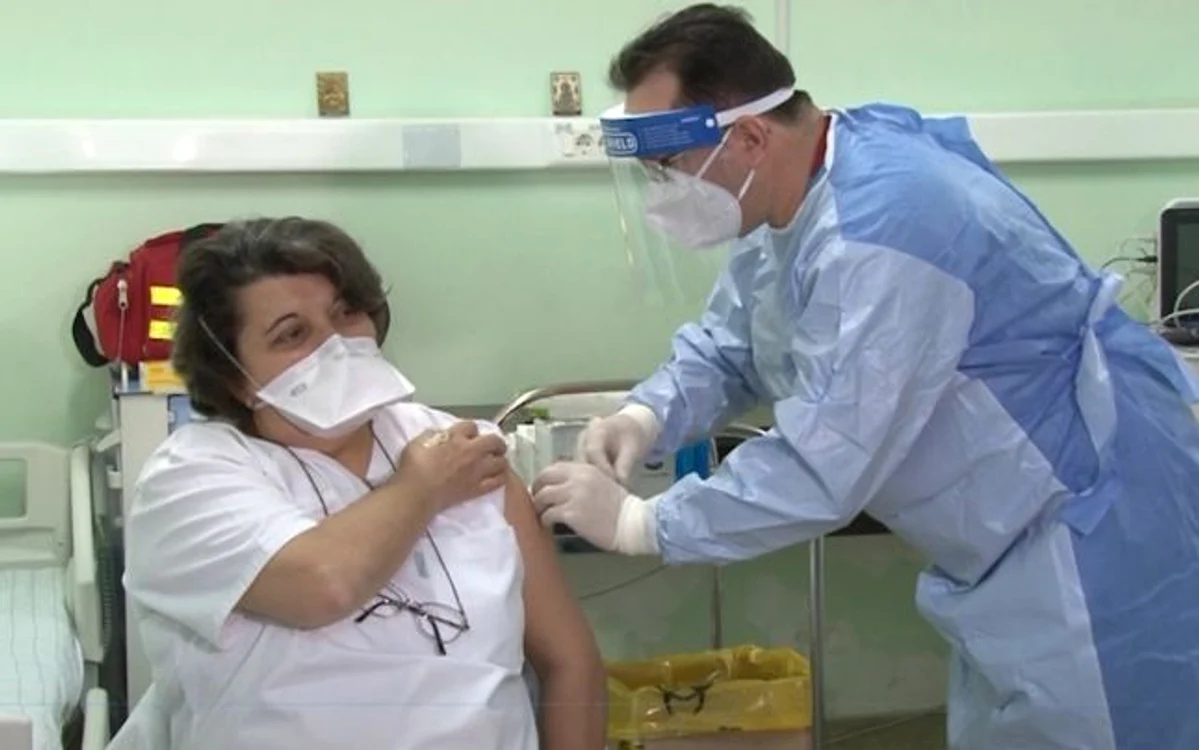 Medicul Teodora Moisil primeşte serul de la colegii săifoto: Adevarul.ro