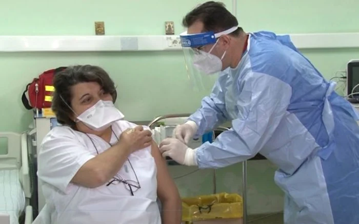 Medicul Teodora Moisil primeşte serul de la colegii săifoto: Adevarul.ro