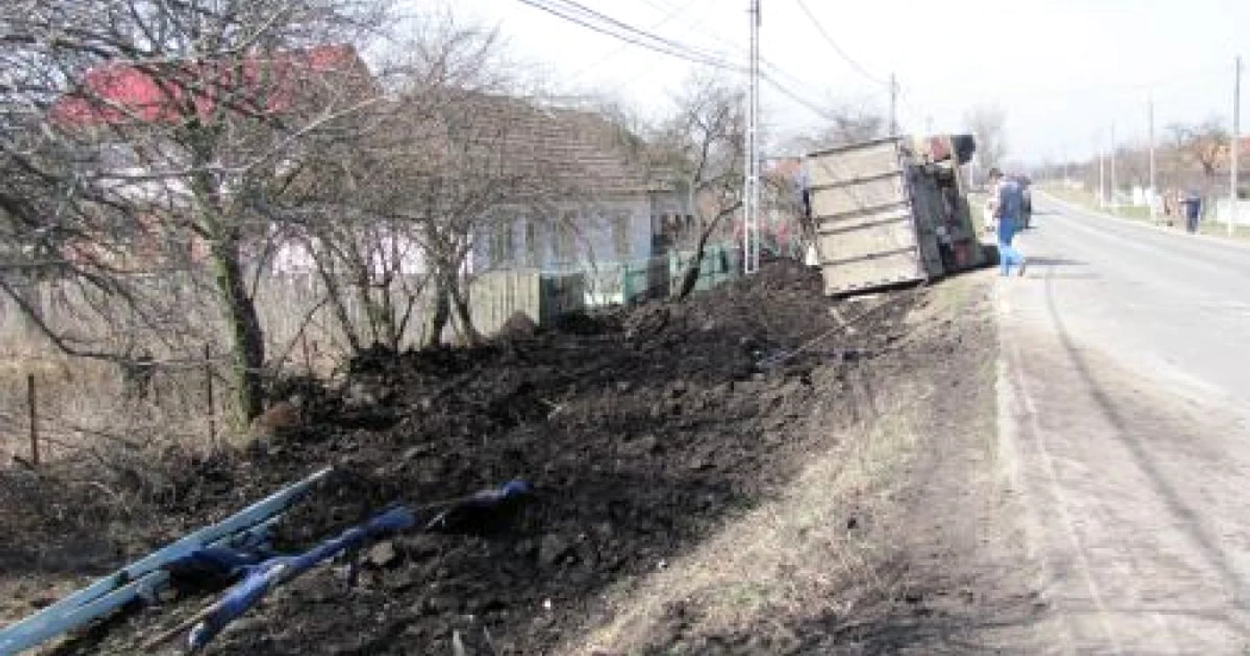 DN 67, între Halânga şi Broşteni, este cunoscut pentru astfel de accidente. Foto: Arhivă  