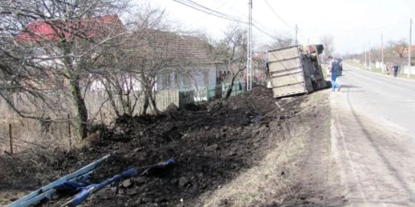 DN 67, între Halânga şi Broşteni, este cunoscut pentru astfel de accidente. Foto: Arhivă  
