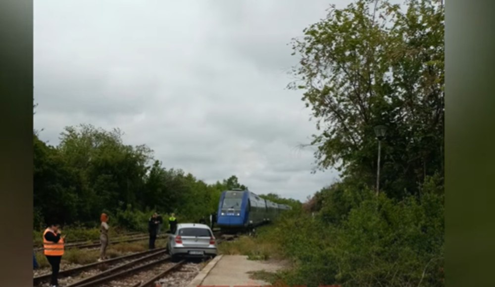 O șoferiță beată a blocat circulaţia feroviară după ce a ajuns cu BMW-ul pe calea ferată, în Eforie Nord
