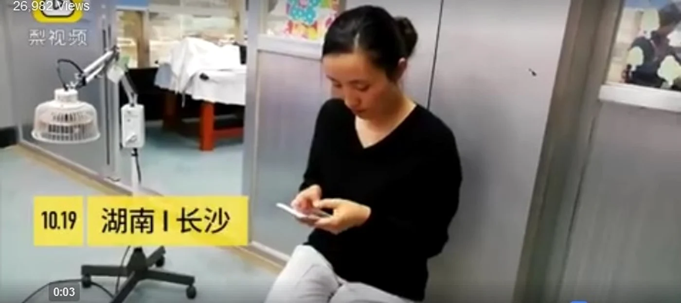 Femeia din China a rămas cu degetele paralizate după ce şapte zile la rând a butonat tastele telefonului