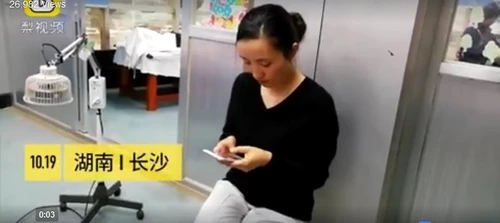 Femeia din China a rămas cu degetele paralizate după ce şapte zile la rând a butonat tastele telefonului