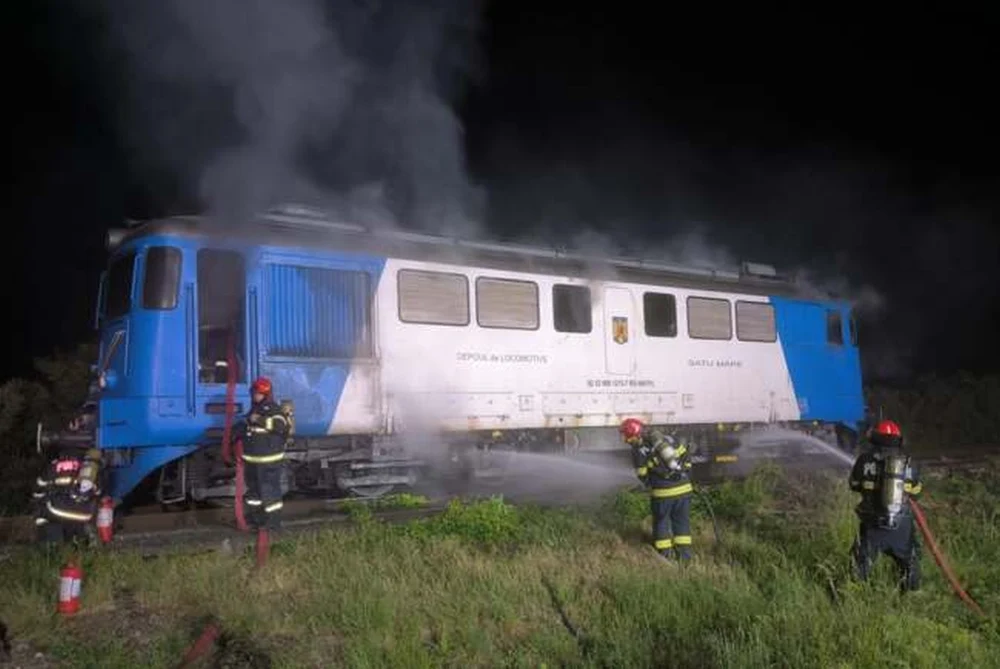 Locomotiva unui tren de pasageri, cuprinsă de flăcări în Bihor