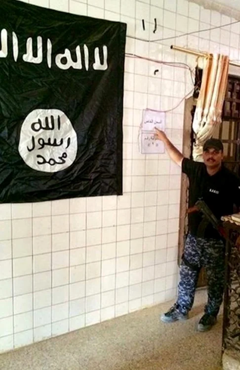 În închisoare au găsit și drapelul ISIS