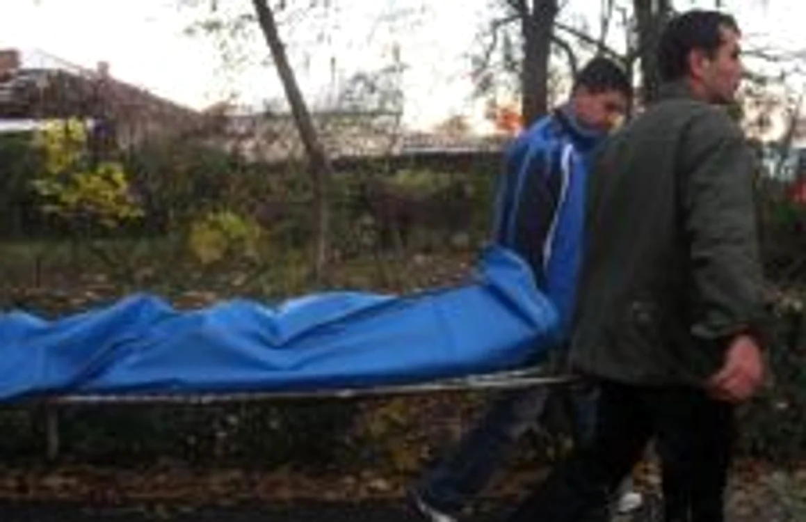 Cadavrul a fost preluat de serviciul de pompe funebre şii transportat la morgă FOTO Arhivă