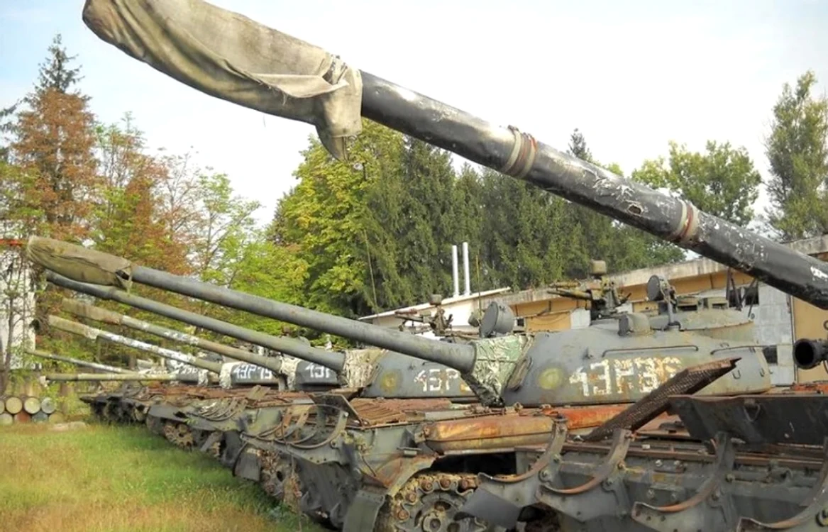 Tancurile aflate la o unitate militară din Lipova (foto: arhivă Adevărul)