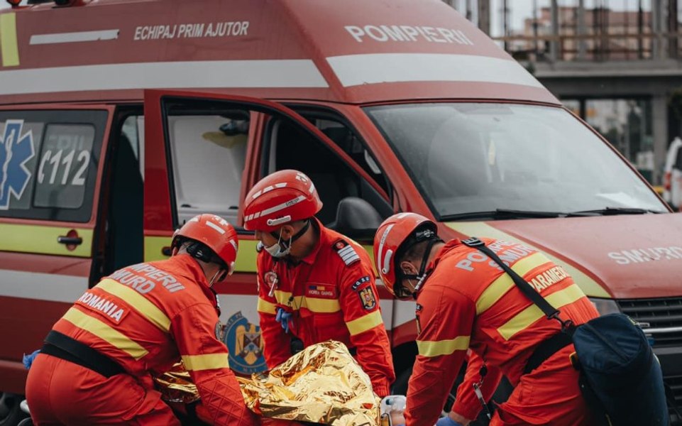 Un bărbat şi-a incendiat copiii și soția. Femeia, preluată de un elicopter SMURD, cu arsuri pe 90% din corp. Și fetița ei e în stare gravă.