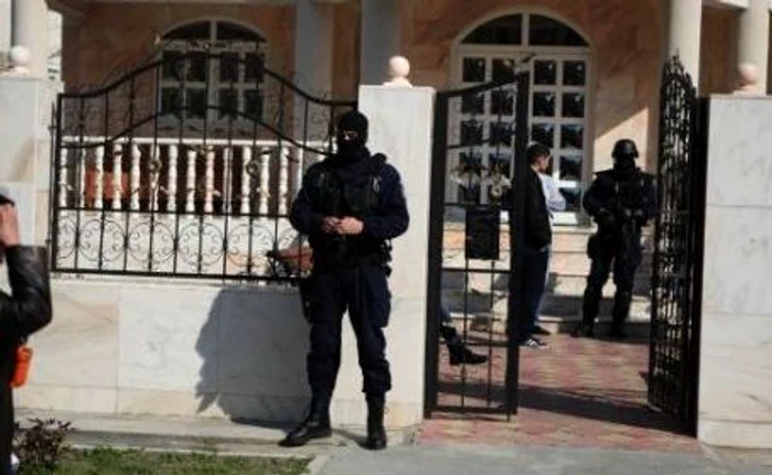 Percheziţii DIICOT la Ţăndărei: Poliţiştii români şi britanici au vizat reţeaua care duce copii romi la cerşit, în Marea Britanie