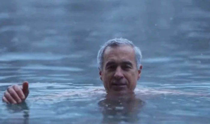 Călin Georgescu înoată în ape rece FOTO: Captura video 