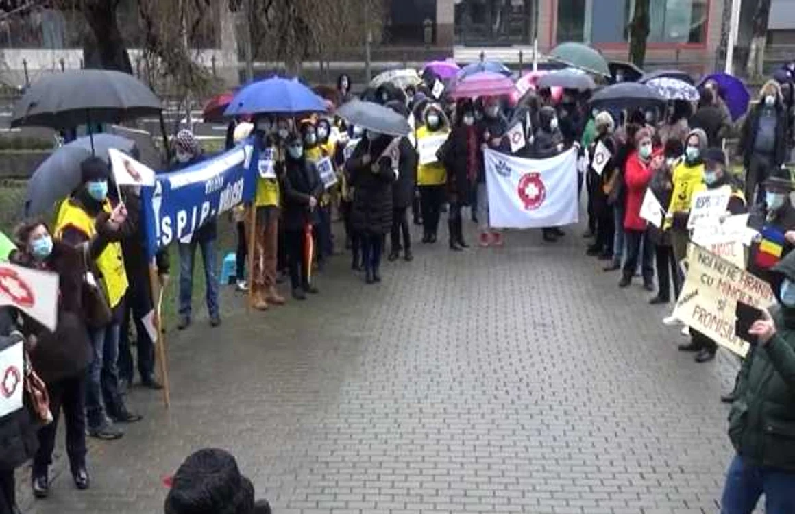 Pichetarea Prefecturii Vâlcea de către membrii sindicatelor din sănătate şi învăţământ din cauza îngheţării salariilor Foto Adevărul 1