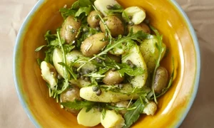 salata calda de cartofi cu rucola si capere jpeg