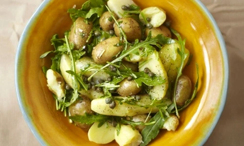 salata calda de cartofi cu rucola si capere jpeg