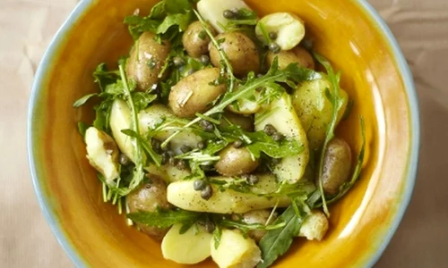 salata calda de cartofi cu rucola si capere jpeg