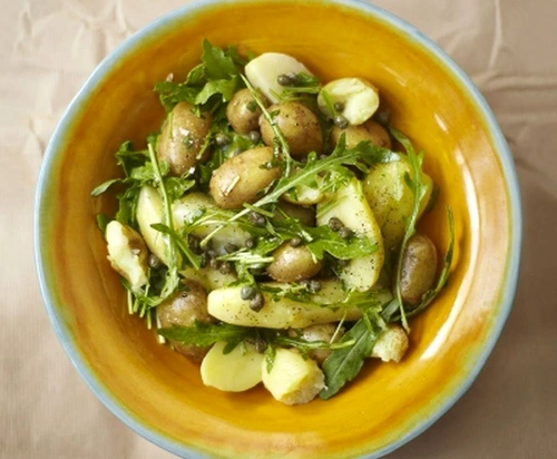 salata calda de cartofi cu rucola si capere jpeg