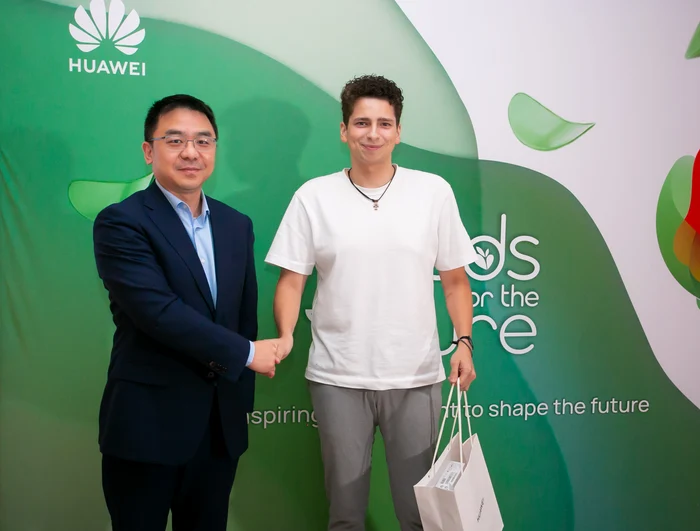 Victor Zhou și Emanuel Rusu la gala locală Huawei Seeds for the Future.