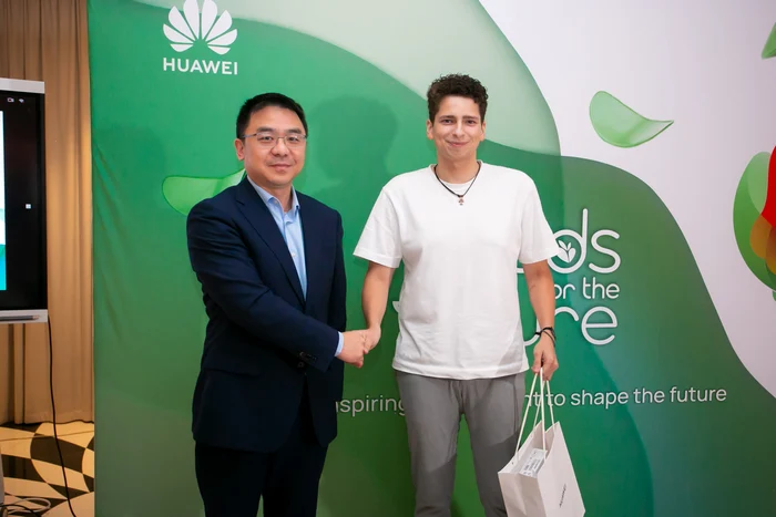 Victor Zhou și Emanuel Rusu la gala Huawei Seeds for the Future.