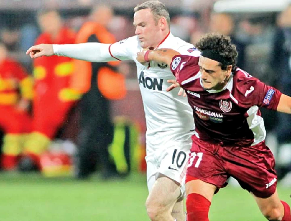 În multe momente, jucătorii CFR-ului au evoluat de la egal la egal cu Rooney (în alb) şi compania