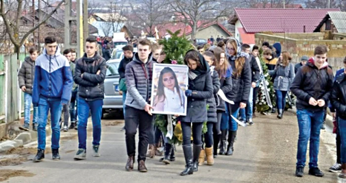 Diana a fost condusă pe ultimul drum de peste 300 de oameni