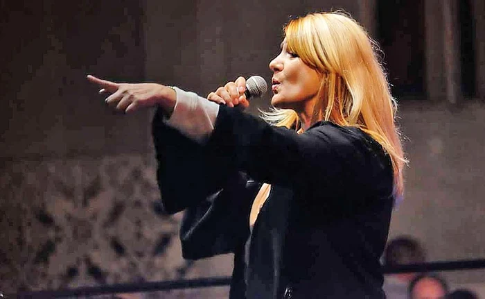 Nicoleta Nicola va purta câteva săptămâni un bandaj elastic