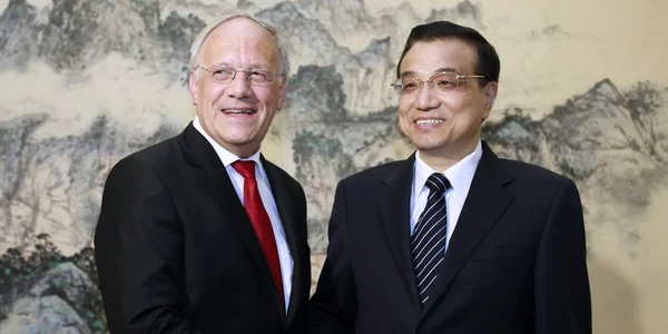 Premierul chinez Li Keqiang îi strânge mâna ministrul elveţian al economiei