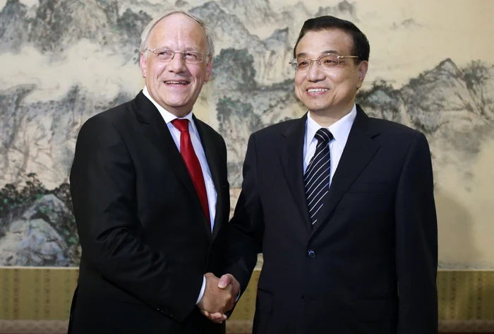 Premierul chinez Li Keqiang îi strânge mâna ministrul elveţian al economiei, Johann Schneider-Ammann, în timpul întâlnirii de la Beijing. FOTO: Reuters