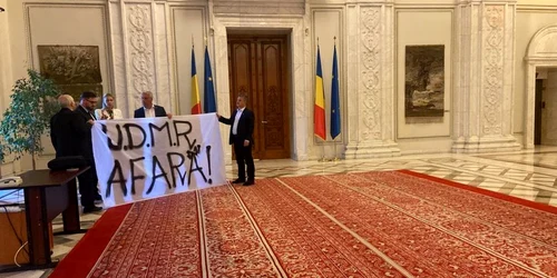 AUR protest în Parlament pentru scoaterea UDMR de la guvernare FOTO news.ro