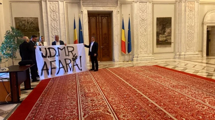 Lideri ai partidului AUR au protestat faţă de conduita UDMR FOTO news.ro